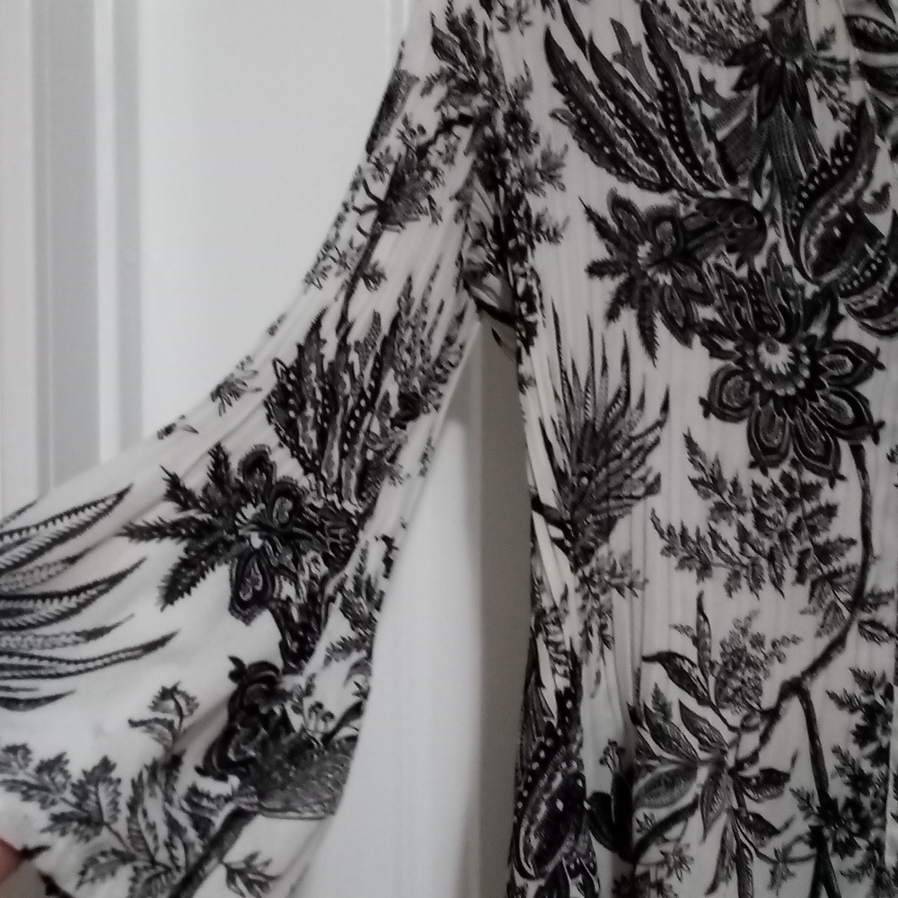 ๐ 4/$20 Black and white pleat 3/4 sleeve blouse - Picture 3 of 4
